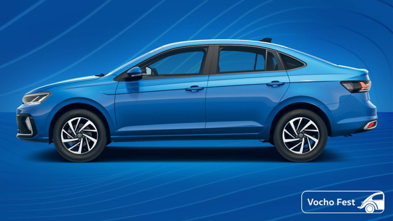 Volkswagen Virtus con logotipo de Vocho Fest. Auto sedán familiar en color exterior azul.