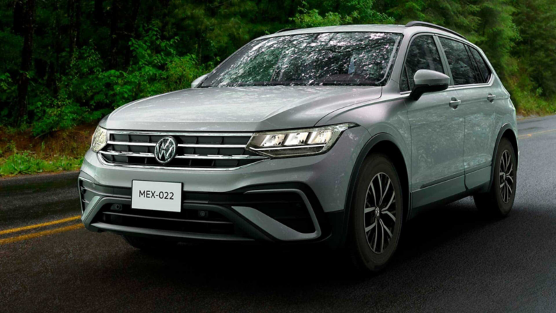 Camioneta en pagos mensuales - Nuevo Tiguan 2022 versión Trendline, en color gris.