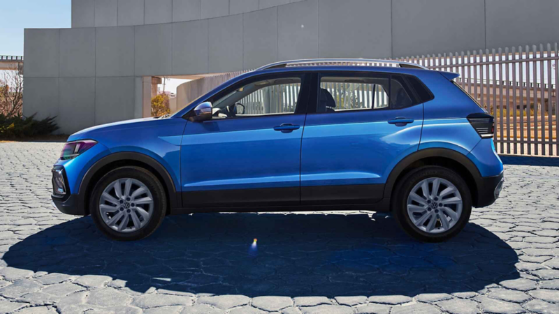 Nuevo Taigun 2023. Camioneta compacta de Volkswagen en color azul circula en una avenida.