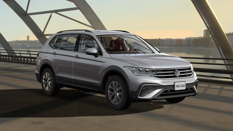 Tiguan 2023, camioneta de Volkswagen en color plata, sobre avenida en puente. 