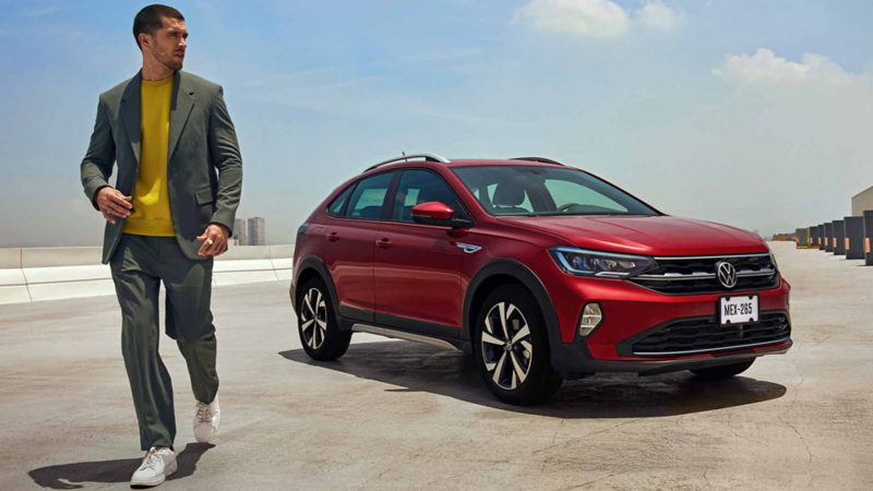 Nivus 2023 en color rojo, con joven modelo que viste prendas de color verde y amarillo. 