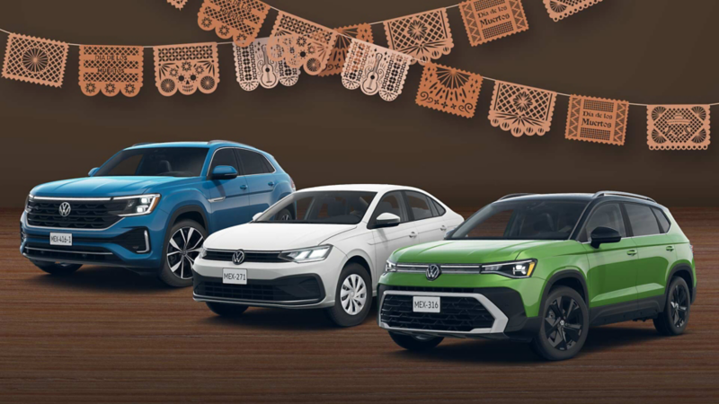 Taigun, Jetta y Taos de Volkswagen sobre un fondo café con detalles de madera y papel picado.