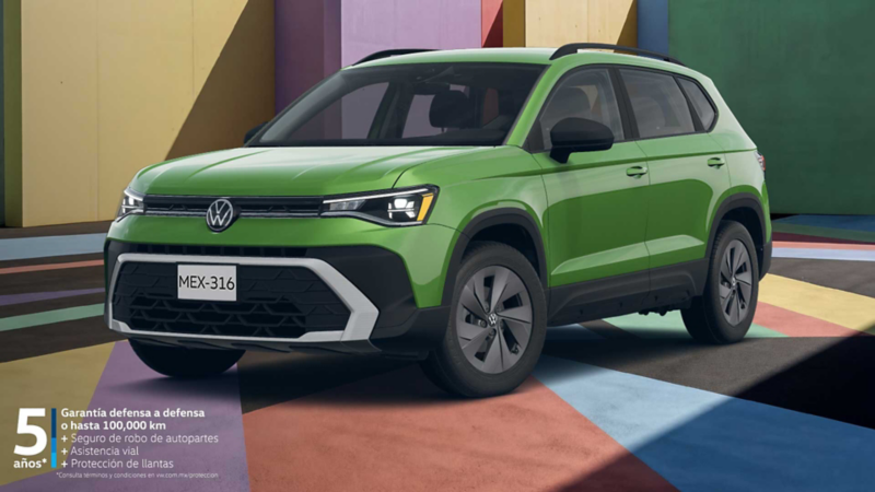 Camioneta SUV Taos verde estacionada en espacio multicolor.