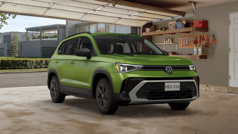 Volkswagen Taos 2026 en color verde estacionado dentro de un garage de residencia urbana.