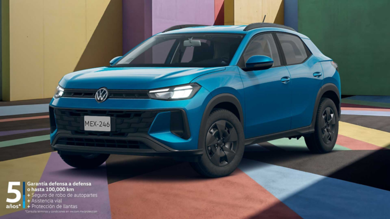 Volkswagen Tera 2026. SUV compacta azul estacionado en espacio multicolor. 