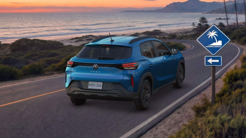 Volkswagen Tera. Vista trasera de SUV de color azul en carretera costera, con señalamientos de playa cercana. 