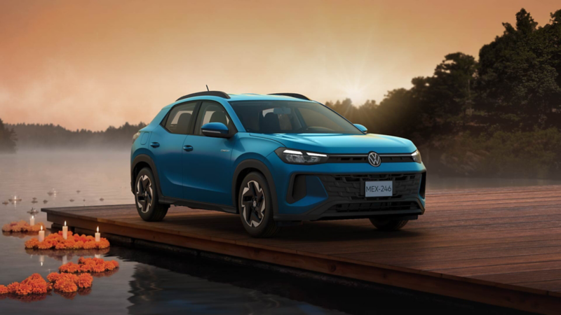 Volkswagen Tera azul en vista frontal de tres cuartos junto a un lago y flores de cempasúchil.