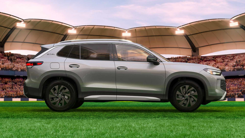 Volkswagen Tiguan Edición Especial GOAL 2026 SUV en color gris dentro de un estadio.