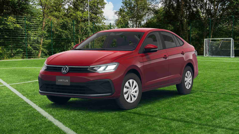 Volkswagen Virtus. Vista frontal de sedán de color rojo en cancha de fútbol.