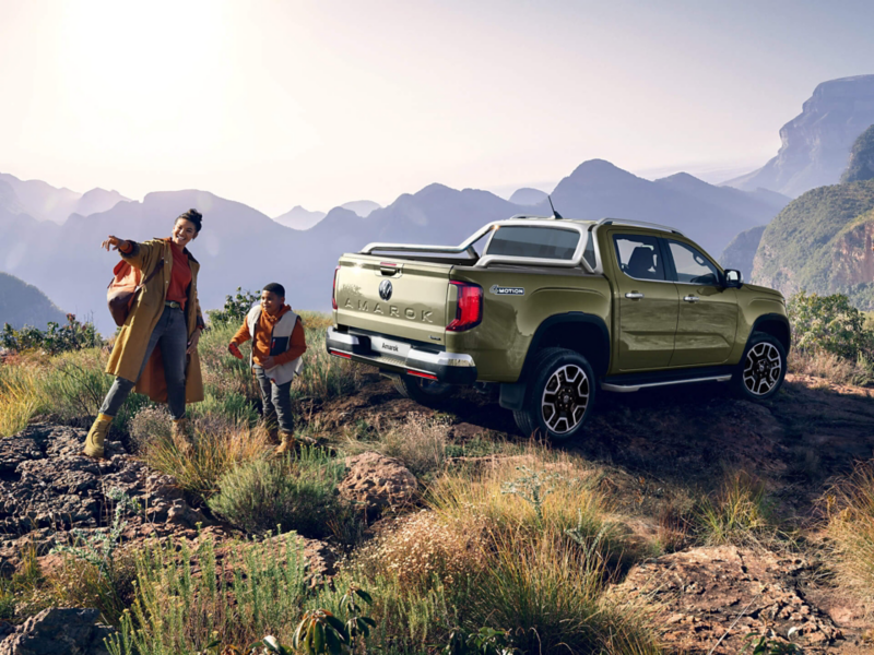 Camioneta todoterreno volkswagen Amarok azul en montaña