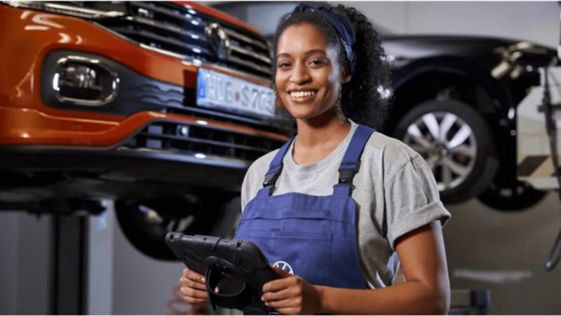 Mechanik w serwisie ASO Volkswagen
