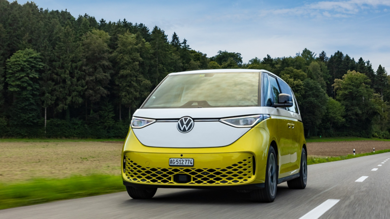 ID. Buzz von vorne auf der Strasse unterwegs