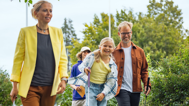 Une famille joue au mini-golf