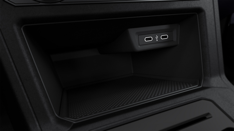 Entradas tipo C para cargar celulares en el interior de Volkswagen Polo 2026.