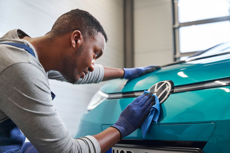 Un technicien Volkswagen s'occupe de la carrosserie avant d'une ID.3.