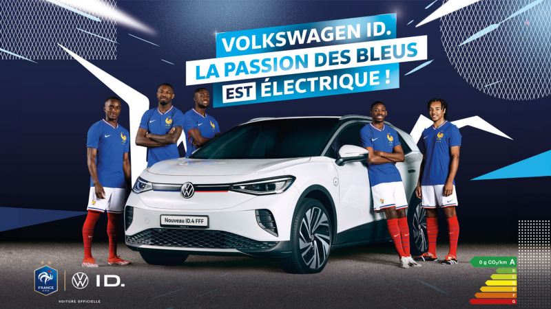 Les joueurs de l'Equipe de France de football entourent le VW ID.4 Édition Limitée FFF.