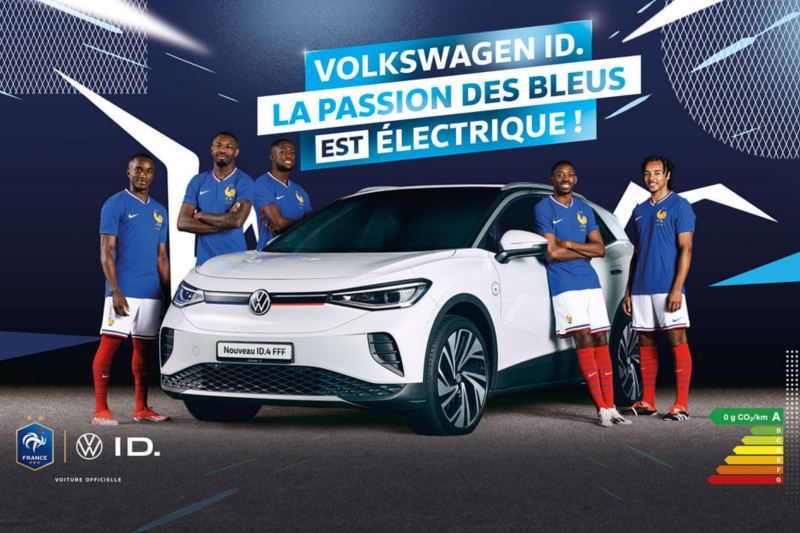 Les joueurs de l'Equipe de France de football entourent le VW ID.4 Édition Limitée FFF.