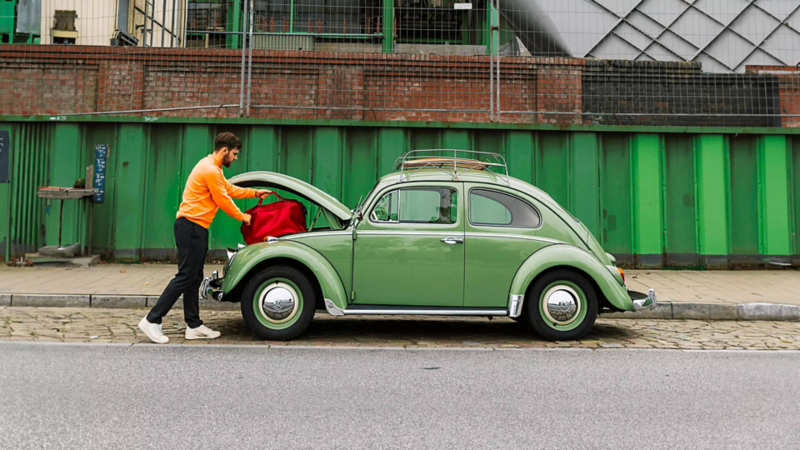 Une ancienne Coccinelle verte illustre le magazine Volkswagen.