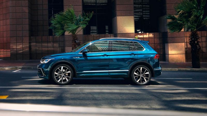 Volkswagen Tiguan bleu, en circulation dans une rue.