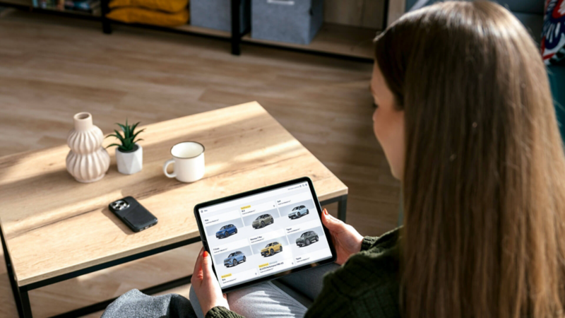 Une femme consulte la gamme sur une tablette.