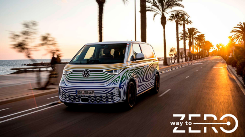 El auto eléctrico es un vehículo impulsado por motores eléctricos. VW tiene modelos, como ID. BUZZ, lanzado en 2022.