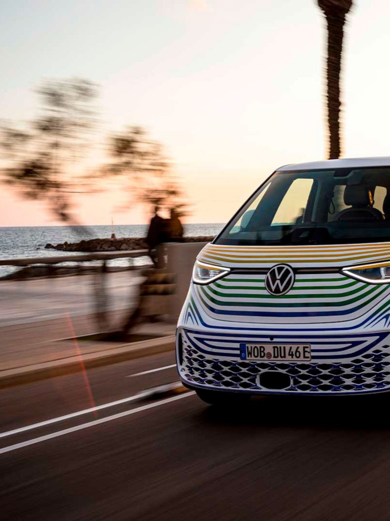 El auto eléctrico es un vehículo impulsado por motores eléctricos. VW tiene modelos, como ID. BUZZ, lanzado en 2022.