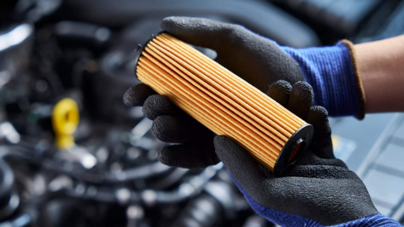 Técnico de Volkswagen revisa las condiciones del motor de un auto. 