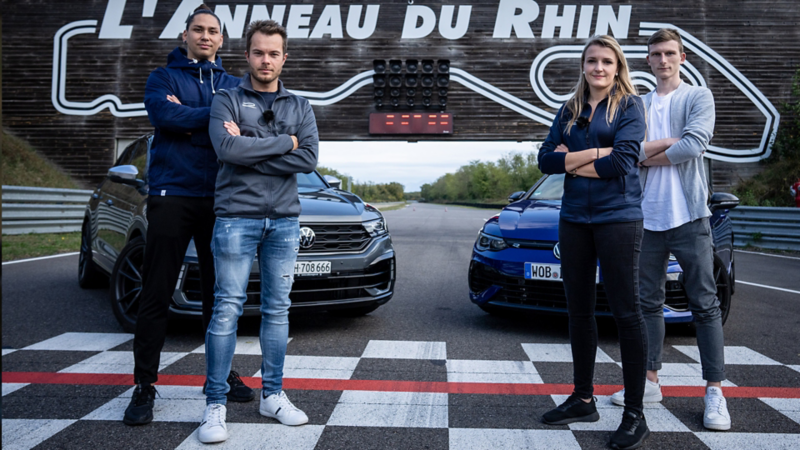 Oliver Malicdem, Benjamin Leuchter, Jasmin Preisig und Flavio Zwahlen (von links nach rechts) vor dem T-Roc R und Golf R