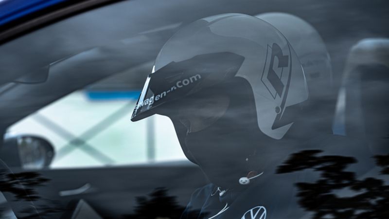 Oliver Malicdem dietro il volante della T-Roc R con protezione per la testa