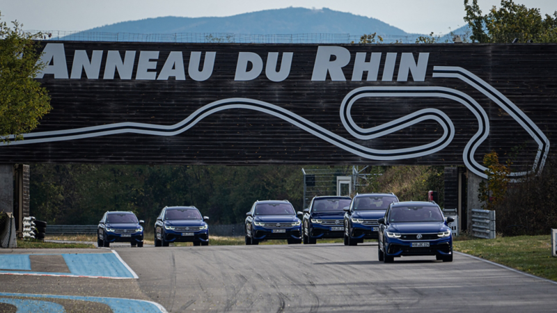 Golf R, T-Roc R, Golf Variant R, Tiguran R, Touareg R und Arteon R Shooting Brake fahren auf der L'Anneau du Rhin Strecke