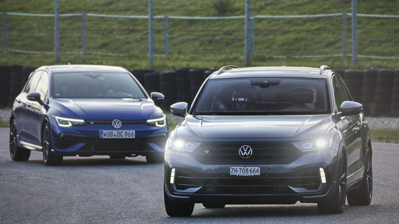 T-Roc R vorne und Golf R direkt dahinter fahren auf der l'anneau du Rhin Strecke