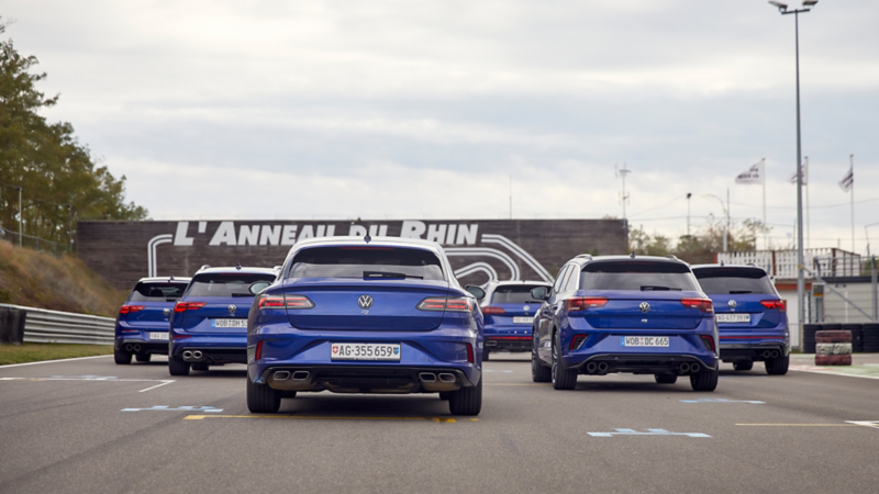 VW R-Modelle stehen vor dem Start des L'anneau du Rhin
