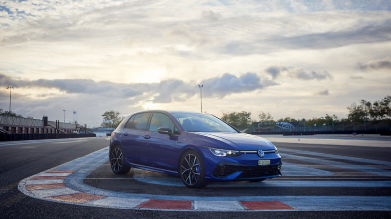 Golf R seitlich links von vorne ersichtlich auf dem L'anneau du Rhin Strecke