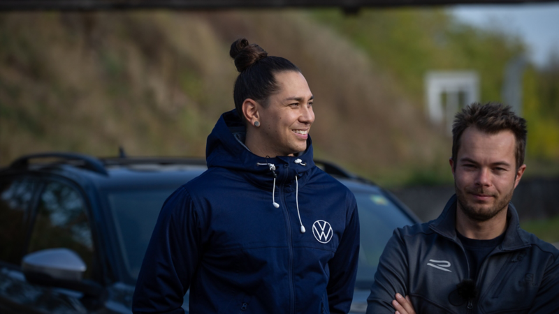 Oliver Malicdem und Benjamin Leuchter stehen vor dem T-Roc R