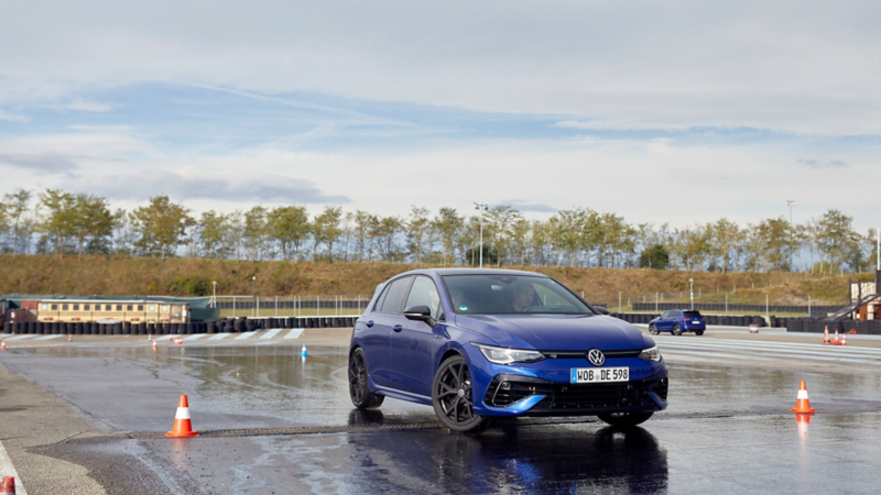 Golf R fährt für die Driving Experience auf einer nasse Strecke