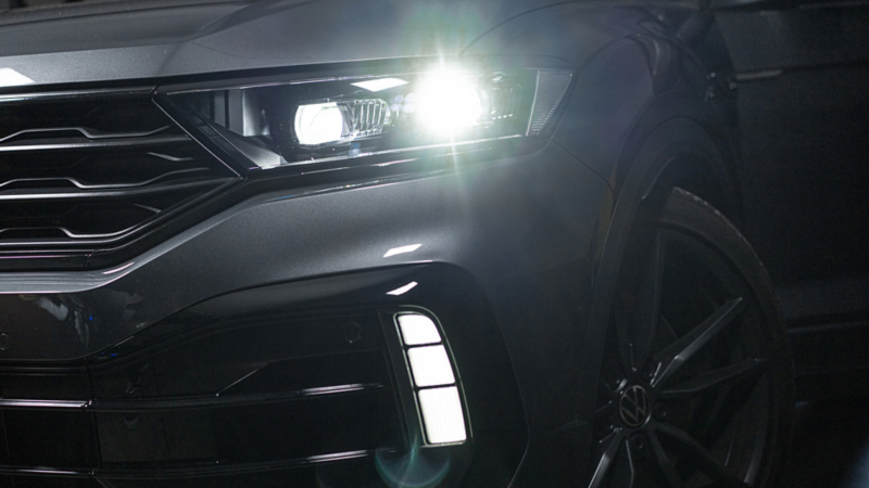 Front Scheinwerfer rechts vom T-Roc R ersichtlich