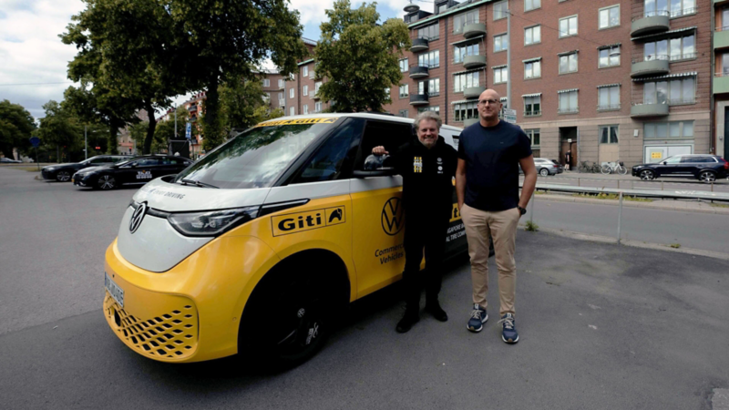 Rainer Zietlow och Alexander Dahlin står bredvid en VW ID. Buzz