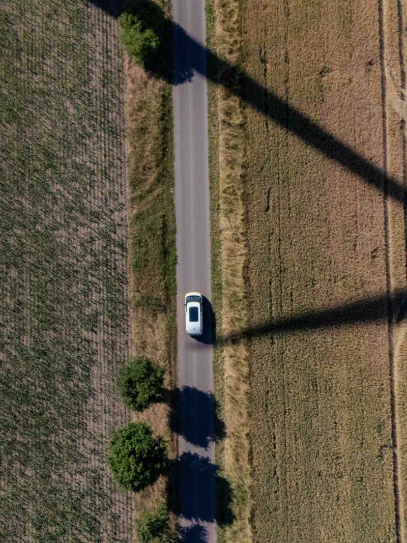 En VW ID. Buzz med panoramaglastak sedd från fågelperspektiv