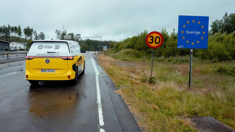 En vit och gul VW ID. Buzz kör över den svenska landsgränsen