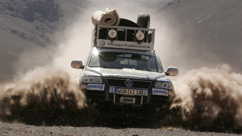 En VW Touareg kör i öknen