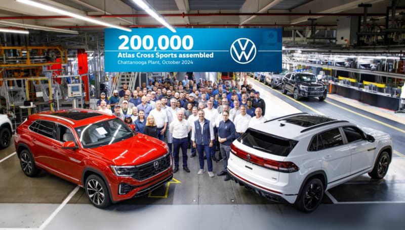 Los trabajadores de la planta celebran la finalización de su Atlas Cross Sport número 200,000 ensamblado en Chattanooga, Tennessee.