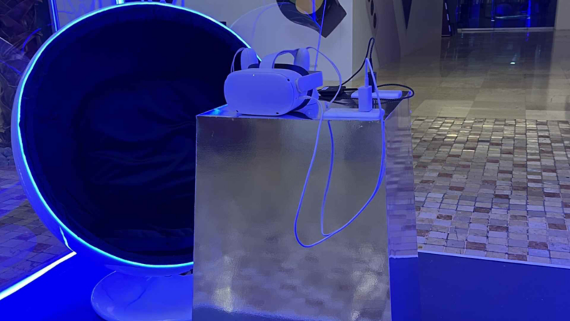 Lentes de realidad aumentada y asiento dentro de cabina de Metaverso. 