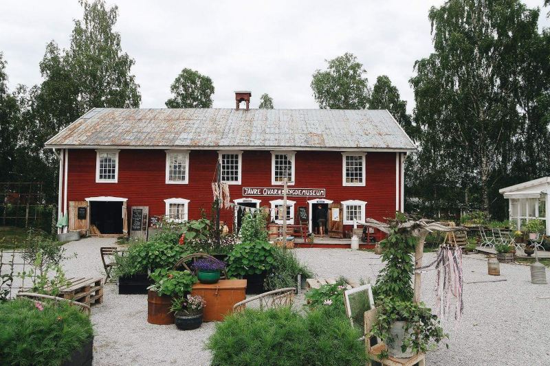 Trädgårdsservering framför Jävre kvarn och café