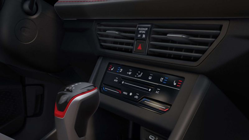 Ventilas y panel de control de aire acondicionado en el interior de un auto Volkswagen. 