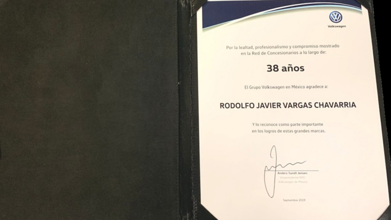 Grupo Volkswagen - Reconocimiento a empleado de Volkswagen por trayectoria