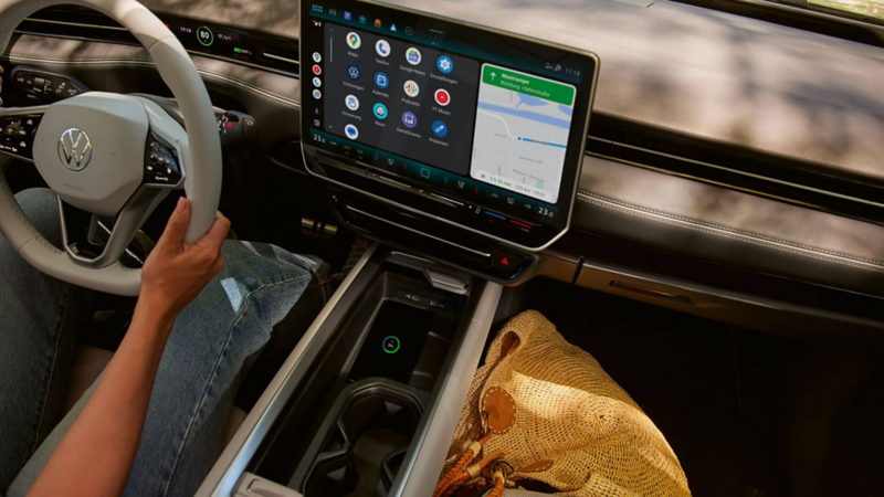 Gros plan sur le volant et l'instrumentation intérieure d'une Volkswagen ID.