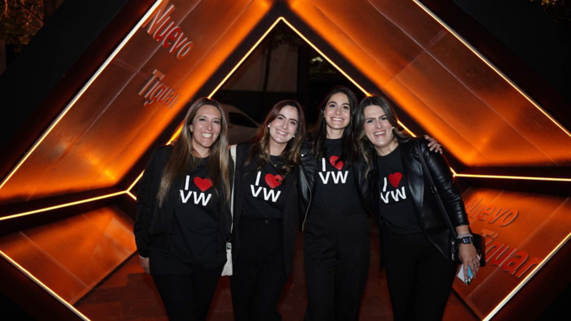 Asistentes y directivos de Volkswagen México en evento de lanzamiento de Nuevo Tiguan 2025. 