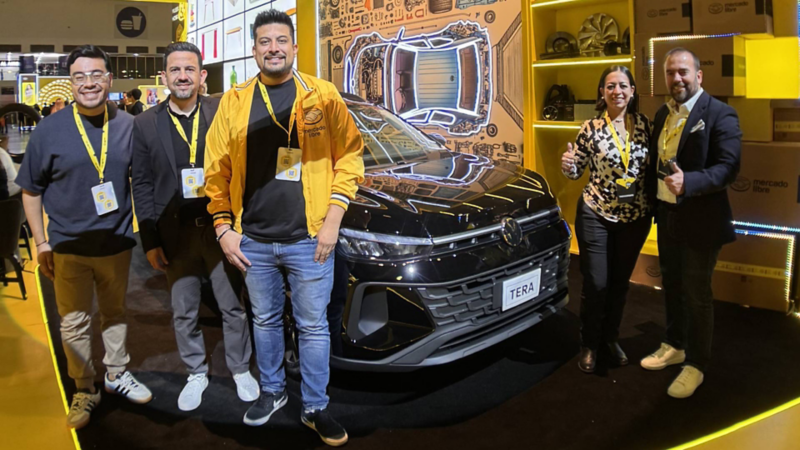 Equipo de Volkswagen México en el stand de la tienda oficial VW disponible en Mercado Libre.