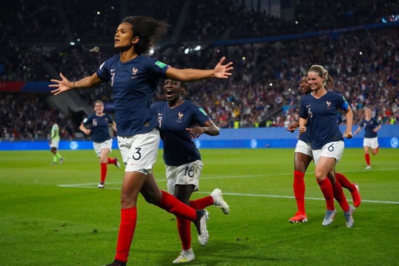 L'Equipe de France Féminine de Football en pleine célébration d'un but.