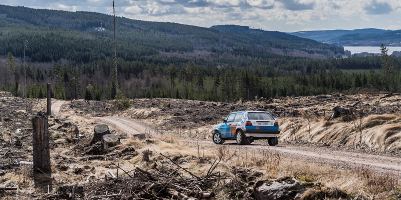 Replika av Kenneth Erikssons rally-Golf på klassisk rallymark i Gräsmark, Värmland